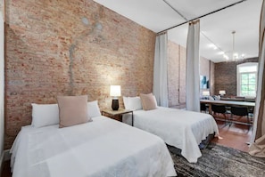 2 chambres, fer et planche à repasser, lit de bébé portatif
