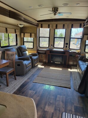 TV, caminetto, lettore DVD, libri