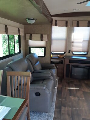 TV, caminetto, lettore DVD, libri