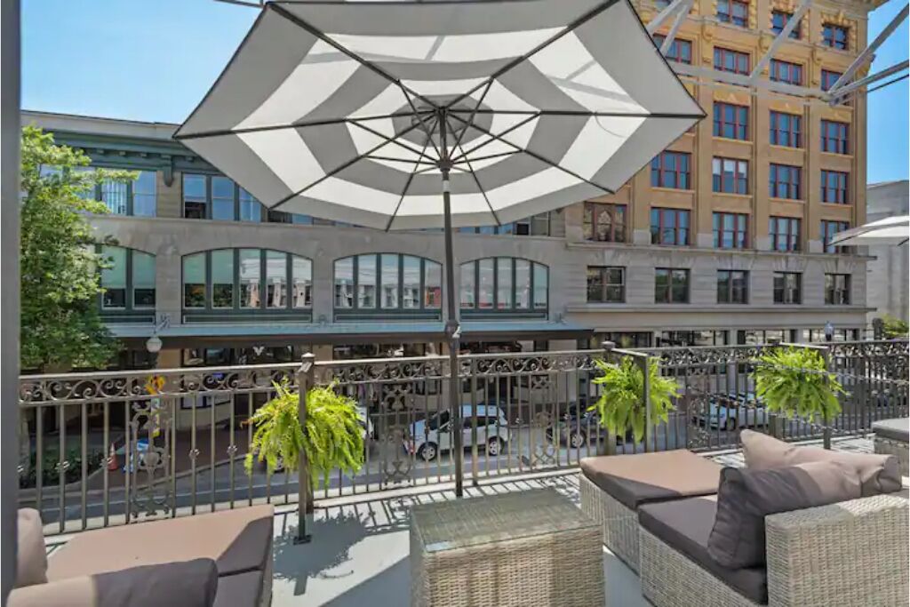 Fabu Posh B ~ Luxe Historic Palafox Balcony 1 BR