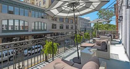 Fabu Posh B ~ Luxe Historic Palafox Balcony 1 BR