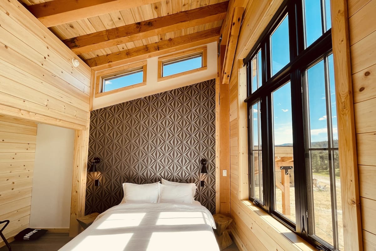 Luxury Cabin, 2 Queen Beds, Valley View | Premium bedding, memory foam beds, iron/ironing board, free WiFi