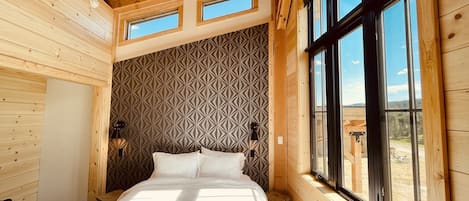 Luxe huisje, 2 queensize bedden, uitzicht op vallei | Luxe beddengoed, bedden met traagschuimmatras