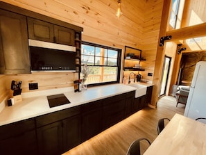 Cabane Luxe, 2 grands lits, vue fleuve | Cuisine privée