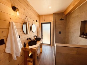 Luxury Cabin, 2 Queen Beds, Valley View | Bathroom | Shower, free toiletries, hair dryer, towels - Clydesdale Outpost (Whitefish)