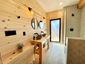 Luxury Cabin, 2 Queen Beds, River View | Bathroom | Shower, free toiletries, hair dryer, towels - Clydesdale Outpost (Whitefish)