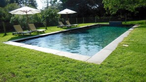 Een buitenzwembad, een verwarmd zwembad