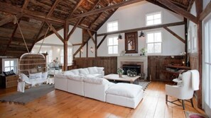 Fernseher, Kamin, Stereoanlage