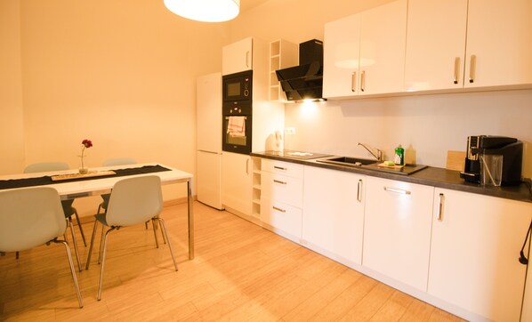 Kühlschrank, Mikrowelle, Ofen, Herdplatte