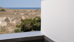 A balcony with a view of a rocky landscape and the sea. - Acanthus Oia-Suites With Private Hot Tub (Santorini)