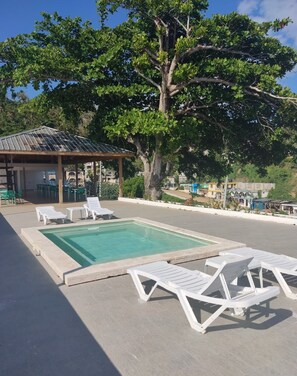 Piscina all'aperto, lettini