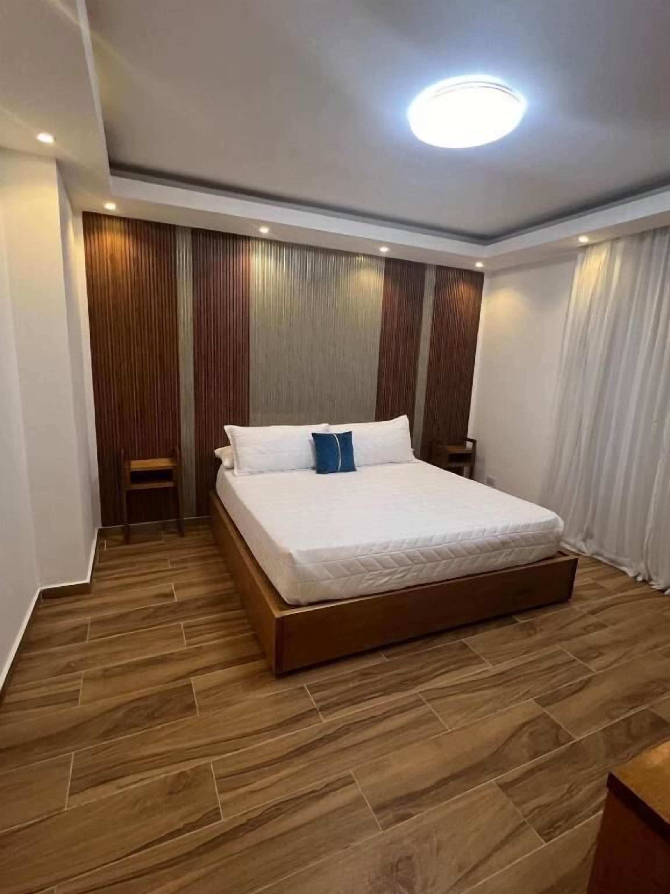 高级双人房 | 高档床上用品、客房内保险箱、办公桌、笔记本电脑工作区