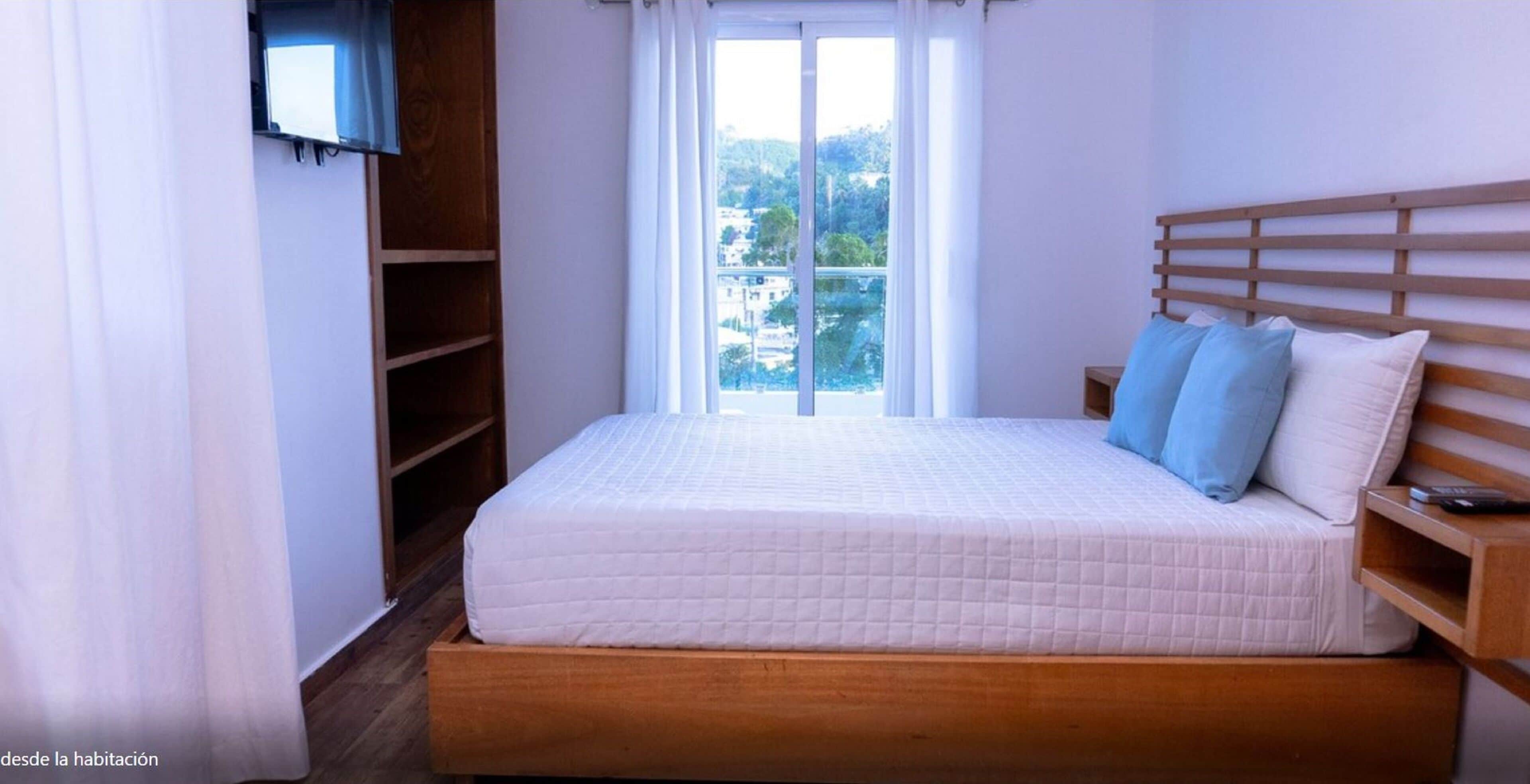 高级房 | 高档床上用品、客房内保险箱、办公桌、笔记本电脑工作区