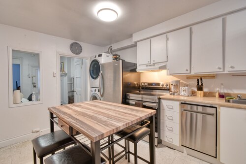 037 Next to the Parliament and the Grand Théâtre, apt.2 rooms + parking lot