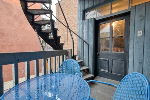 037 Next to the Parliament and the Grand Théâtre, apt.2 rooms + parking lot