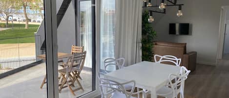 Appartamento Deluxe | Area soggiorno | Smart TV 36 pollici con canali via cavo