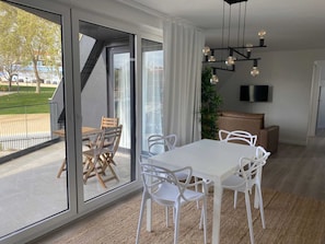 Deluxe-lejlighed | Opholdsområde | 36-tommers smart-tv med kabelkanaler