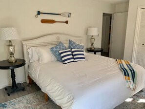 4 chambres, bureau, fer et planche à repasser, lit parapluie