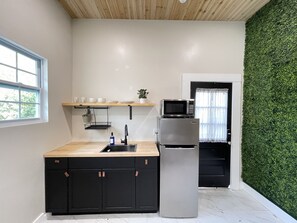 Refrigerador, microondas, cafetera y tetera y utensilios de cocina