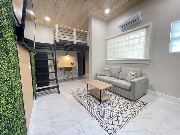 TV - Modern Ocala Studio Cabin (Ocala)