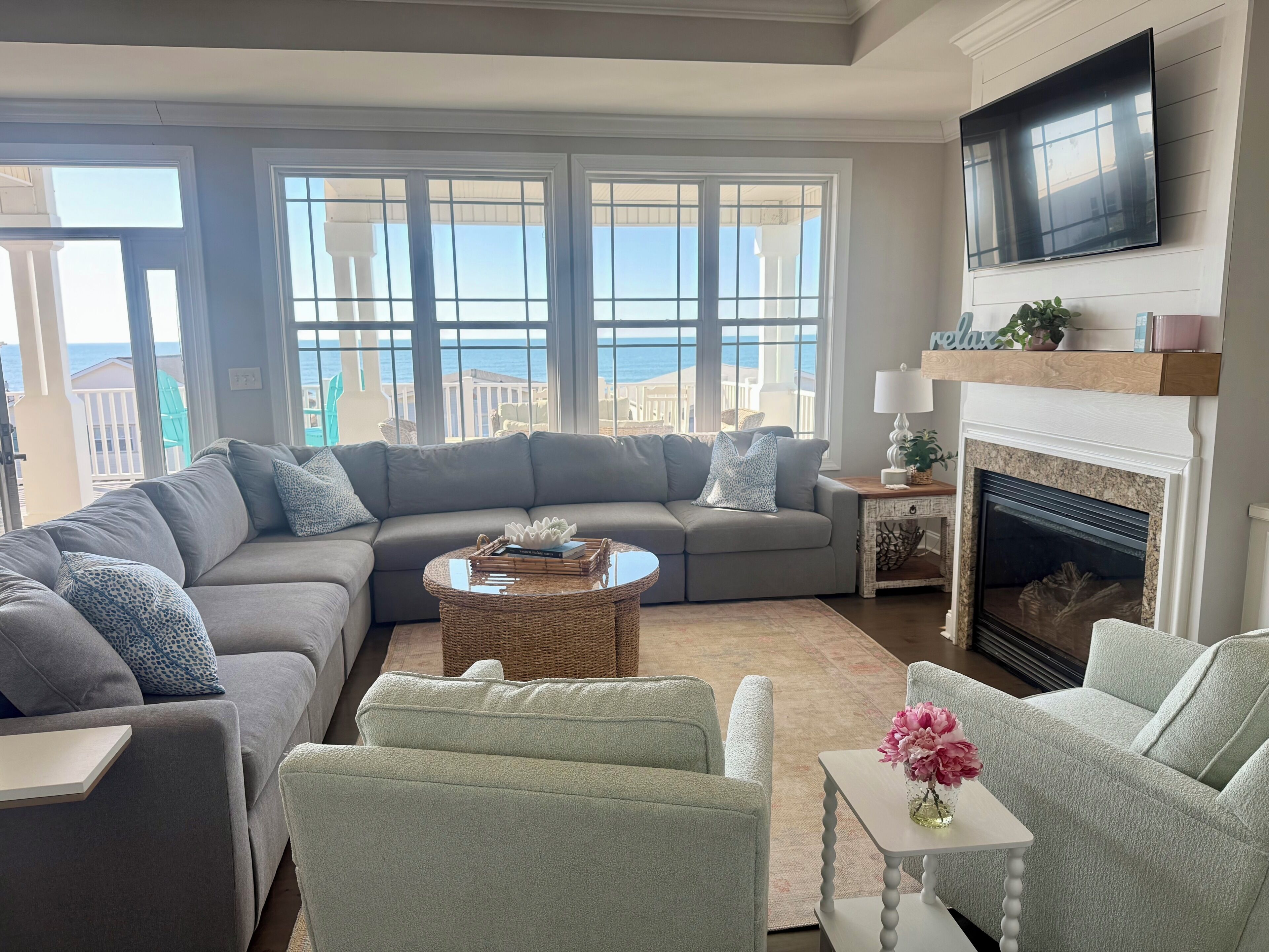 Téléviseur connecté, livres, chaîne audio