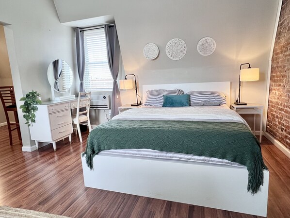 1 室のベッドルーム、デスク、アイロン / アイロン台、WiFi (無料)