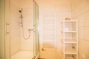 Dusche, Haartrockner, Handtücher, Seife