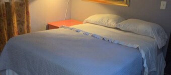 13) The Flower Box w/ Queen bed