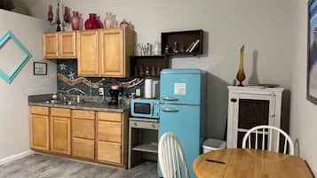 Refrigerador, microondas, cafetera y tetera y utensilios de cocina