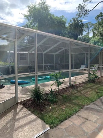 Pool. 10) Paddler's Cottage