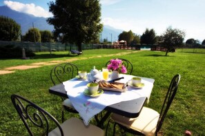 Outdoor dining - Farmhouse at Poncia - Studio Apartment 2 (Gravedona)