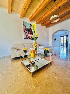 TV, bordtennis og stereoanlegg