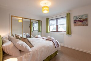 2 bedrooms, desk, iron/ironing board, travel cot
