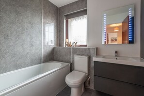 Gratis toiletartikelen, een haardroger, handdoeken, zeep