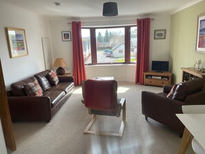 TV, DVD player - Centrally located, modern & comfortable apartment with parking. (Inverness)
