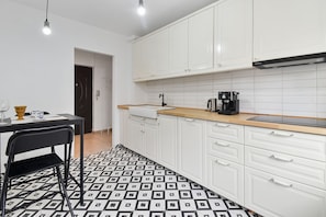 Departamento Confort | Cocina privada | Refrigerador con congelador, microondas, horno y lavavajillas