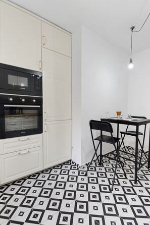 Departamento Confort | Cocina privada | Refrigerador con congelador, microondas, horno y lavavajillas 