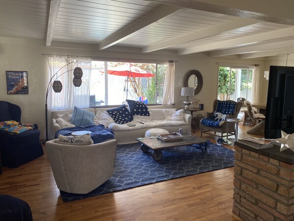 Tv, eldstad och ett bordtennisbord