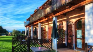 A hotel with outdoor seating, a pool, and a view of the mountains. - Agriturismo alla Poncia - Apartment with Garden View (Gravedona)