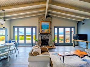 Living area - Elegant Beachfront Family Oasis (Ensenada)