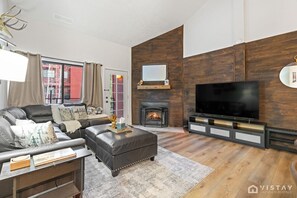 Een televisie, een open haard, tafelvoetbal en een tafeltennistafel