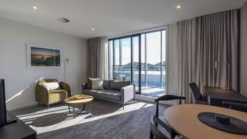 Executive-Apartment, 2 Schlafzimmer | Laptopgeeigneter Arbeitsplatz, schallisolierte Zimmer