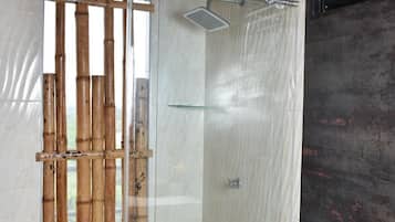 Cabaña Deluxe | Baño | Amenidades de baño gratuitas y toallas