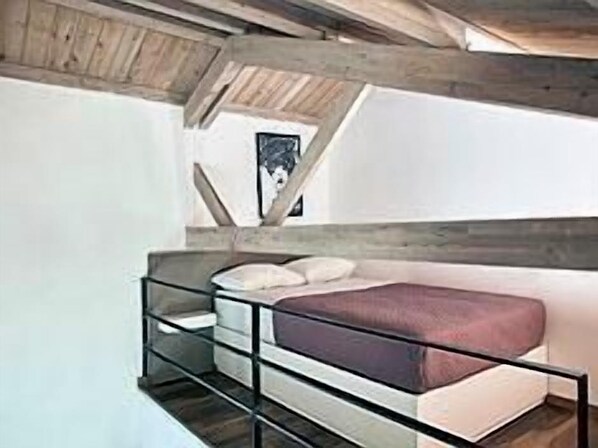 6 bedrooms, iron/ironing board, WiFi, bed sheets