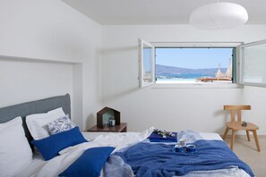 8 bedrooms, iron/ironing board, WiFi, bed sheets