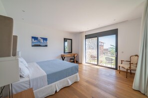 6 bedrooms, iron/ironing board, WiFi, bed sheets - Seafront Villa with a heated pool   Unique location (Plaka)