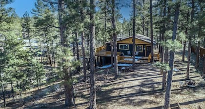 Peaceful Show Low Cabin in the pines! 3 min to the lake!