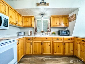 冷蔵庫、電子レンジ、オーブン、コンロ