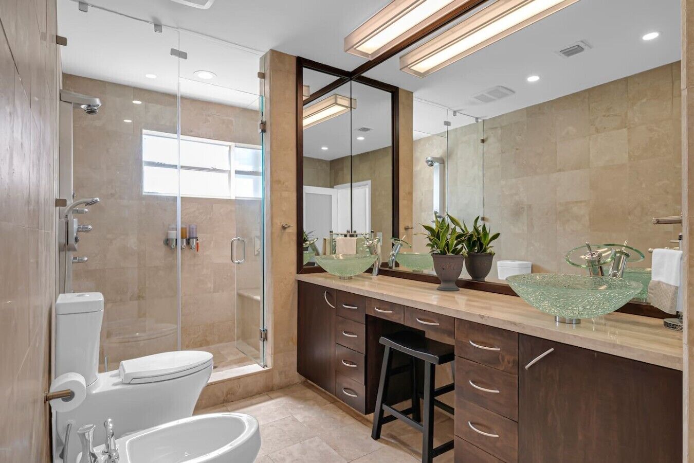 Shower, hair dryer, bidet, towels
