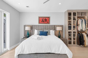 3 bedrooms, in-room safe, desk, iron/ironing board - Centrally located Home w/ Pool & Gym (Miami)